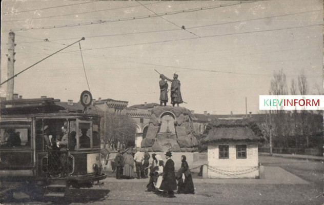 1910-год-Памятник-Искра-и-Кочубей-район-станции-метро-Арсенальная