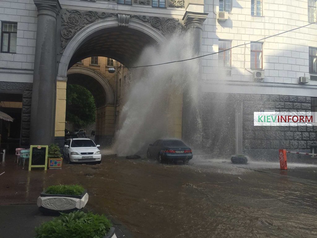 На ул.Прорезной в Киеве из-под земли бил фонтан воды (Фото, Видео)