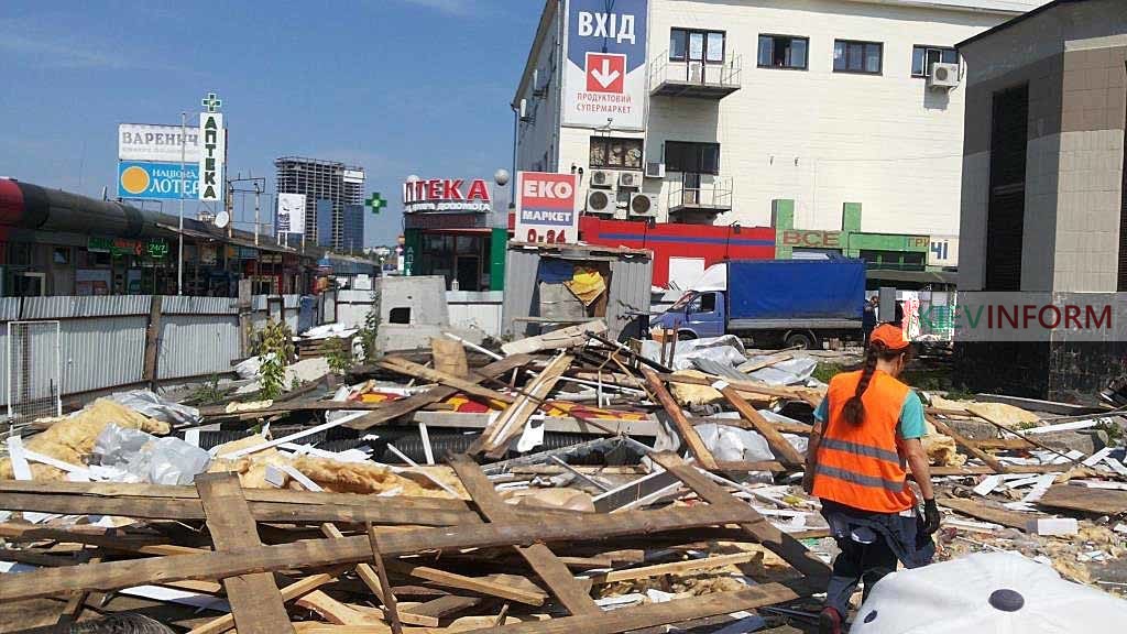 На столичном вокзале коммунальщики снесли ряд МАФов (Фотофакт)