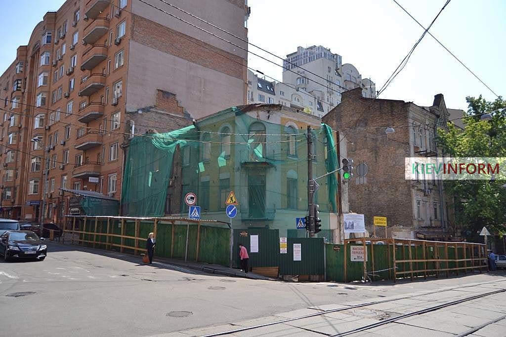 В центре Киева застройщик сносит 100-летнее здание (Фото, Видео)