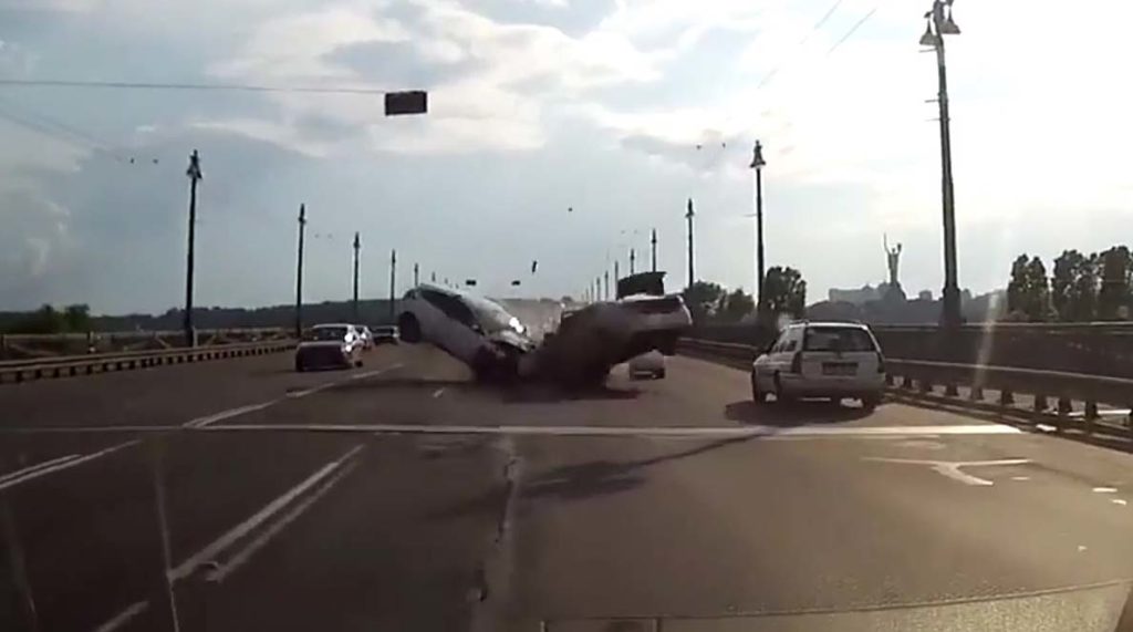 В сети появилось видео жуткого ДТП на мосту Патона в Киеве