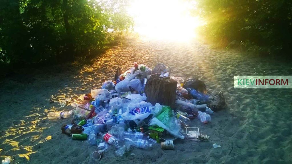 Столичный Гидропарк превратили в свалку мусора (Фото)