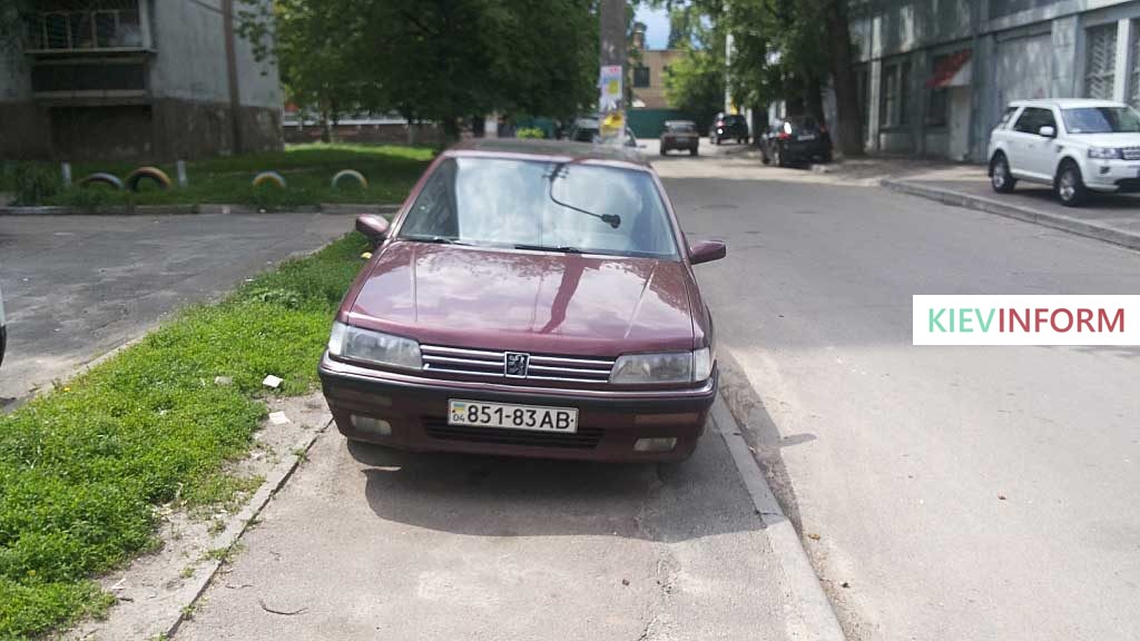 Столичные водители оккупировали тротуар на улице Островского (Фотофакт)