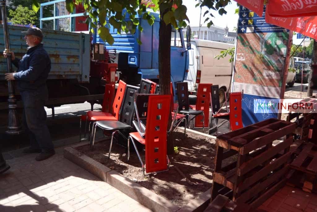 “Киевблагоустрий” демонтировал открытую площадку “Карателя” (Фото, Видео)