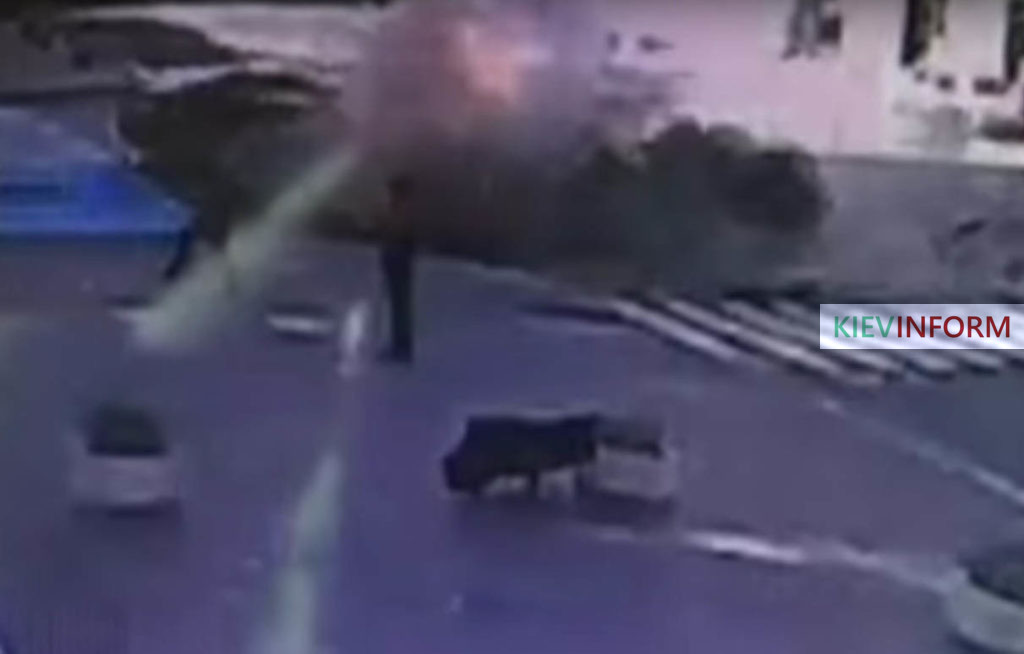 Момент взрыва автомобиля Павла Шеремета попал в обьектив камеры наблюдения