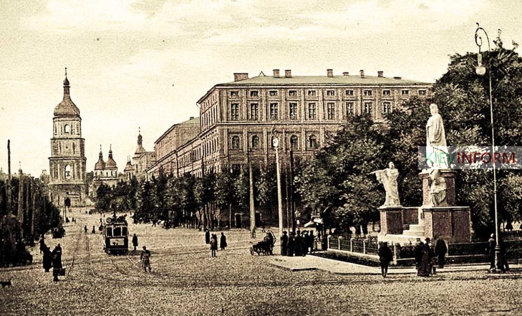 Власти Киева отказались от паркинга под Михайловской площадью