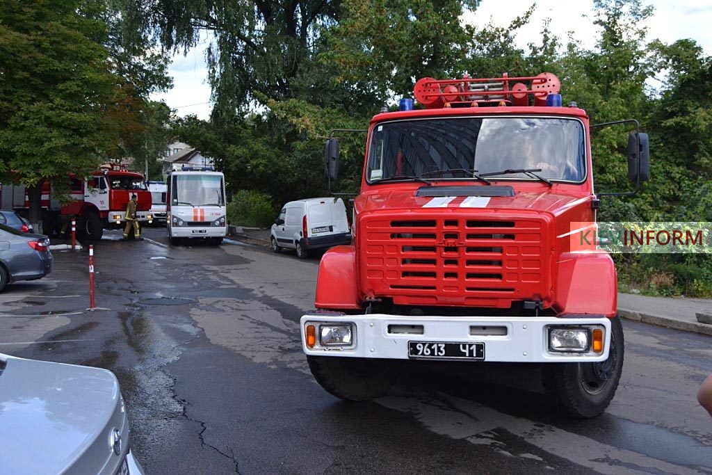 У Києві горіла новобудова: пожежників не пустили гасити вогонь