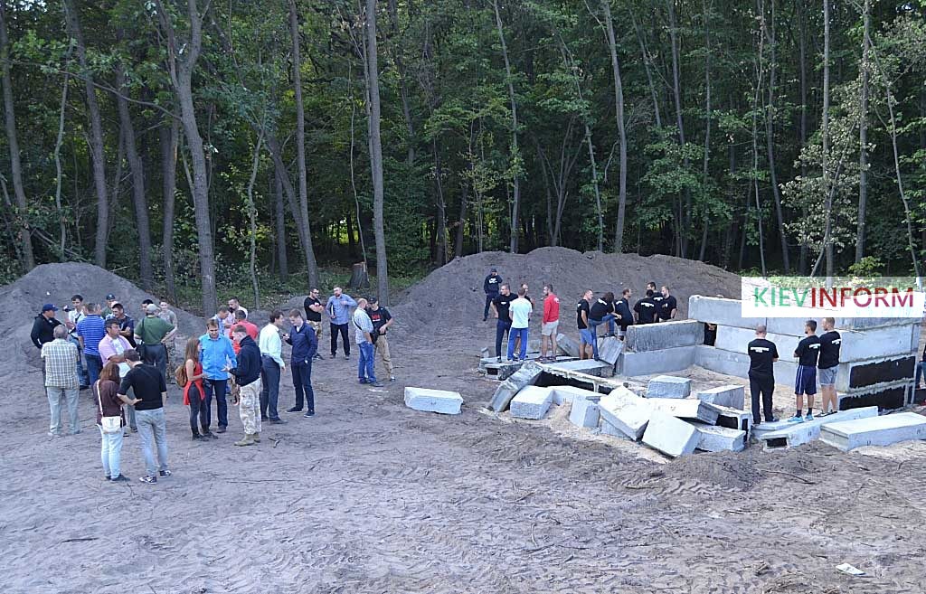 Громада Києва демонтувала будівництво заправки в урочищі Бичок та штовхалася з охоронцями (Відеорепортаж)