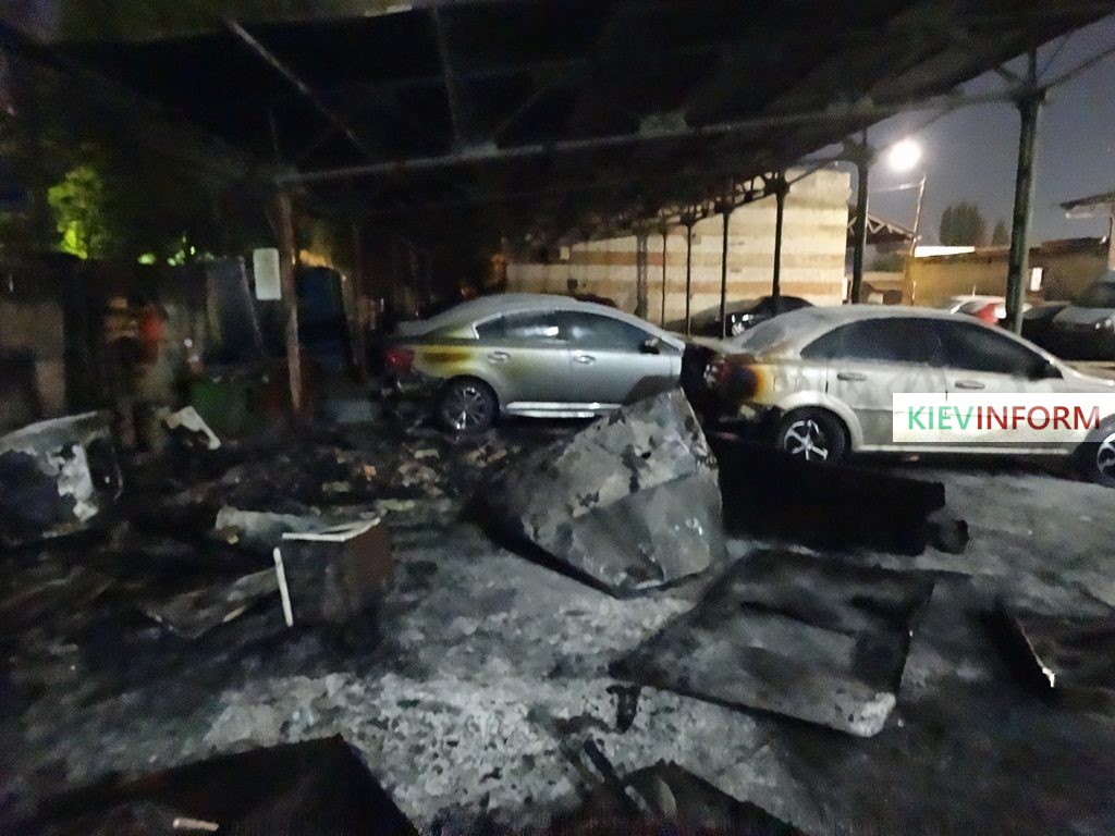 В Киеве горел шиномонтаж: пострадали 3 авто. ФОТО