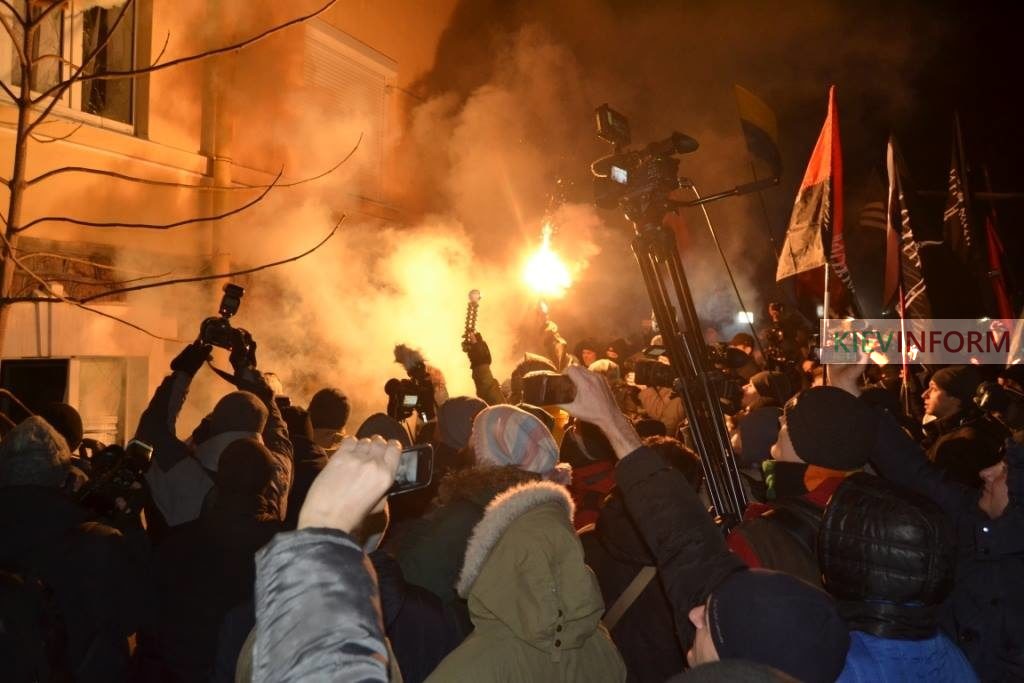 Митингующие с Майдана побили окна в “офисе Медведчука” и Сбербанке