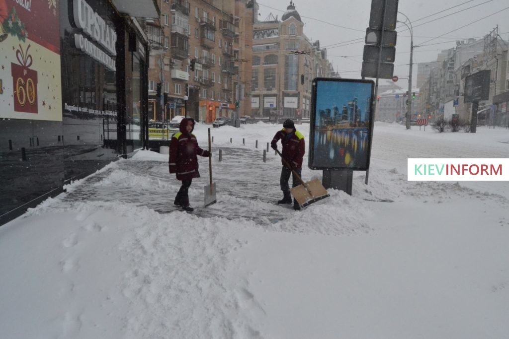 Водителей просят не мешать технике, чистящей дороги