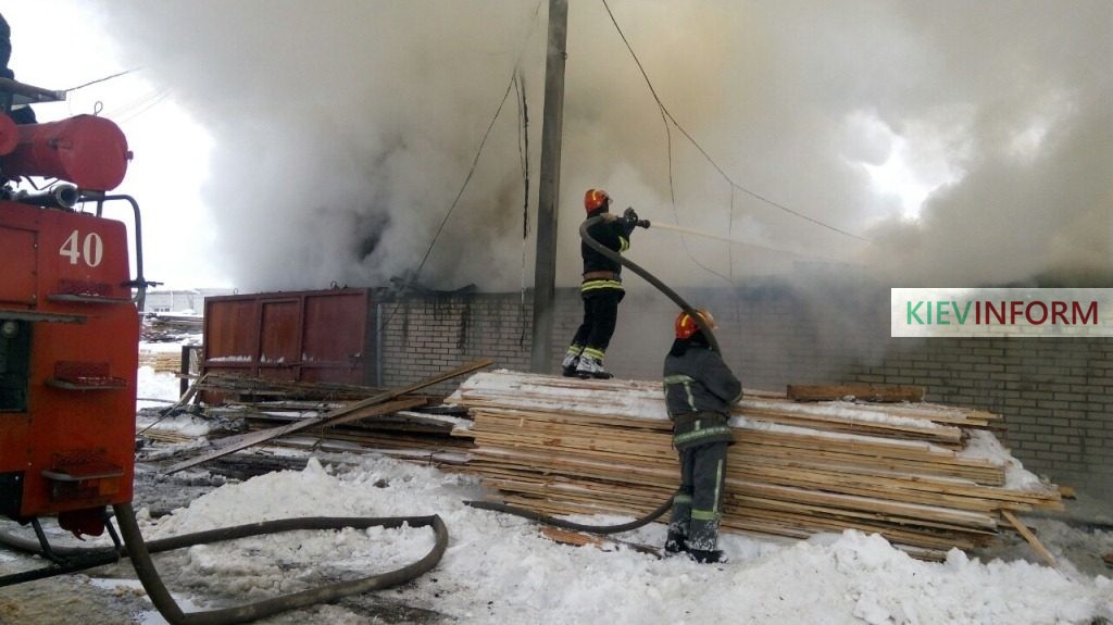 У промисловій зоні Боярки спалахнула масштабна пожежа