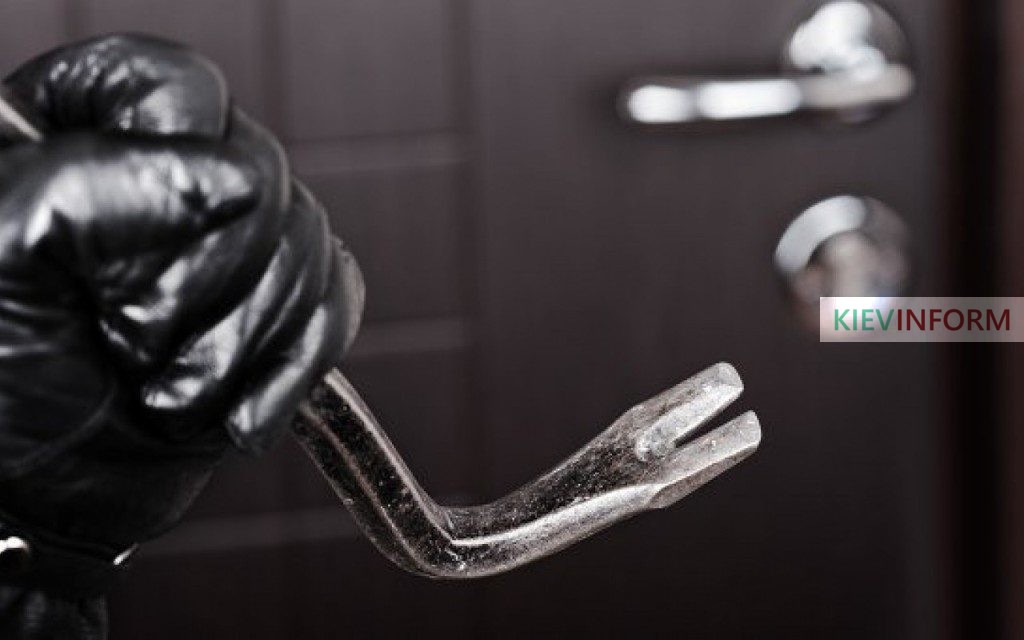 У Києві перехожі затримали грабіжника