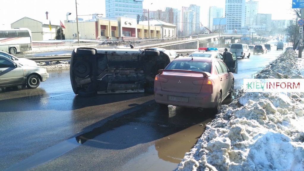 Автомобиль перевернулся напротив завода Roshen в Киеве (ФОТО, ВИДЕО)