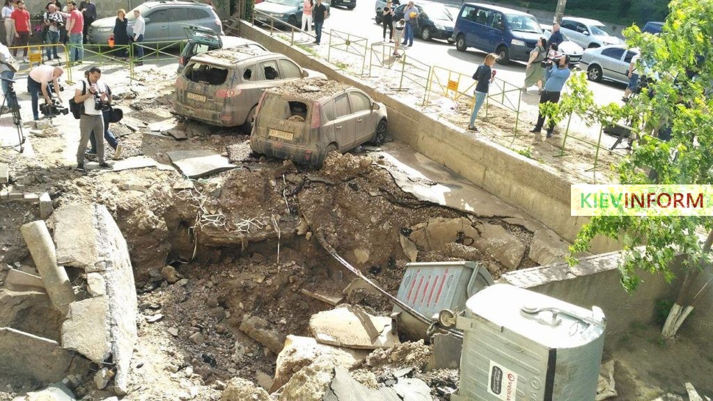 Подробиці комунальної аварії у столичному Голосієво (ФОТО, ВІДЕО)