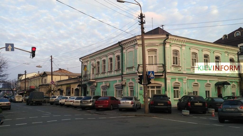 На Подоле в Киеве строят бюджетный хостел из вагонов метро