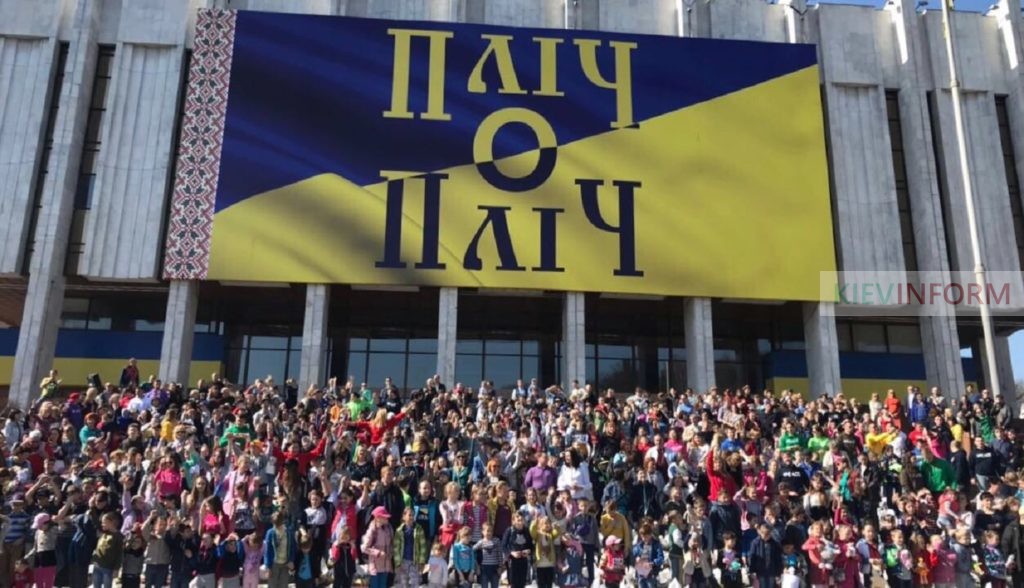 Пасхальное чудо: В Киеве благотворительный фонд «Хартс» Юрия Ериняка устроил праздник для детей-переселенцев