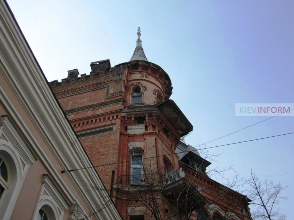 Важка історія занедбаного лицарського замку під охороною в сердці Києва