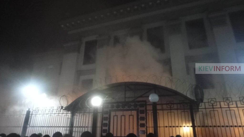 Акція протесту біля посольства РФ у Києві: активісти запалили димові шашки