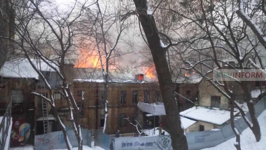 Згорілу садибу на Грушевського в Києві через суд позбавили статусу пам’ятки архітектури