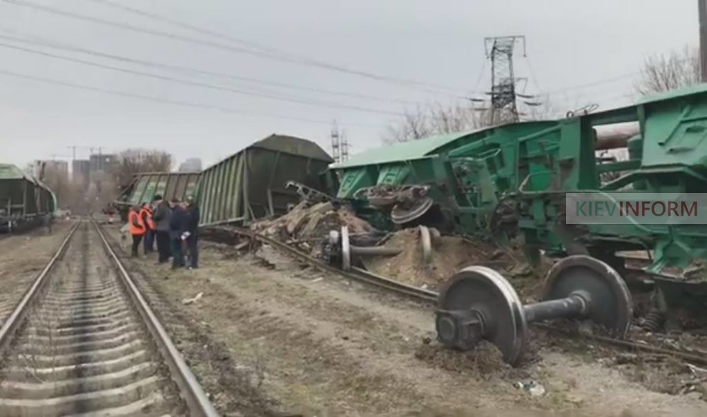 На столичних Видубичах сталася масштабна залізнична аварія