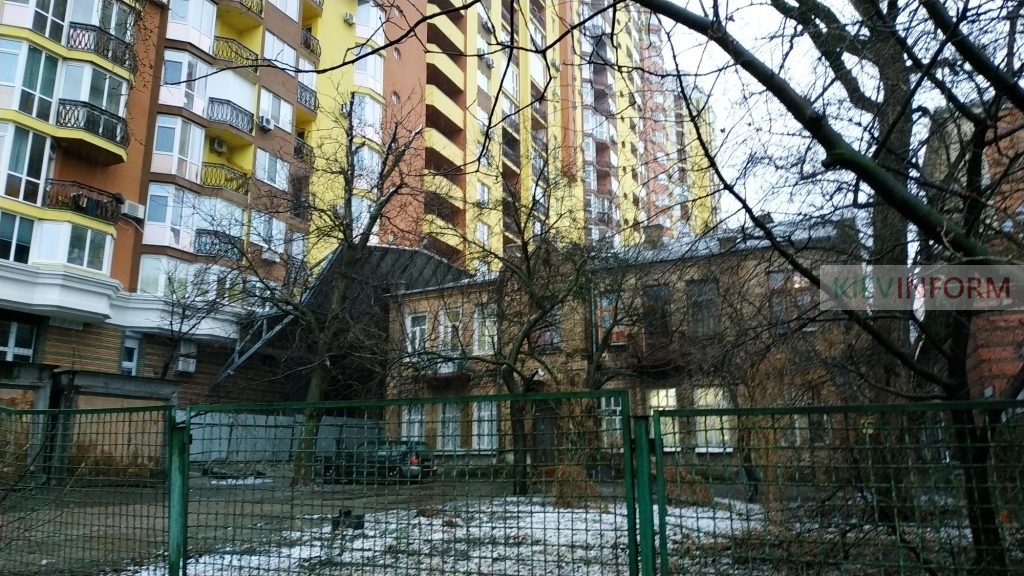 Сумна історія столітнього козацького маєтку та пташиного зоопарку у середмісті Києва