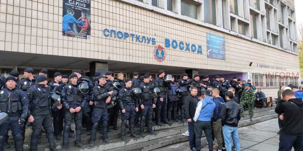 У Києві невідомі захопили спортклуб, поліція пішла на штурм
