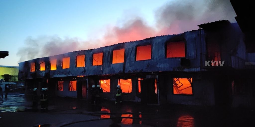 У Києві рятувальники провели контрольні заміри повітря після пожежі на складах з секонд-хендом