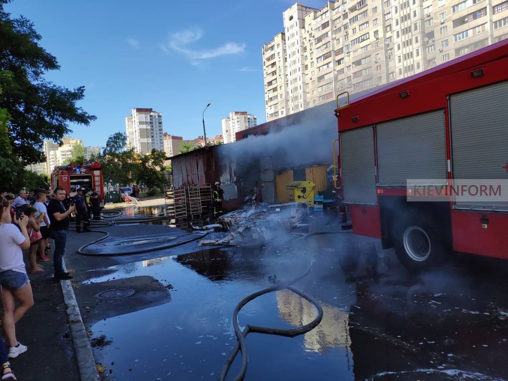 У Дарницькому районі горить супермаркет