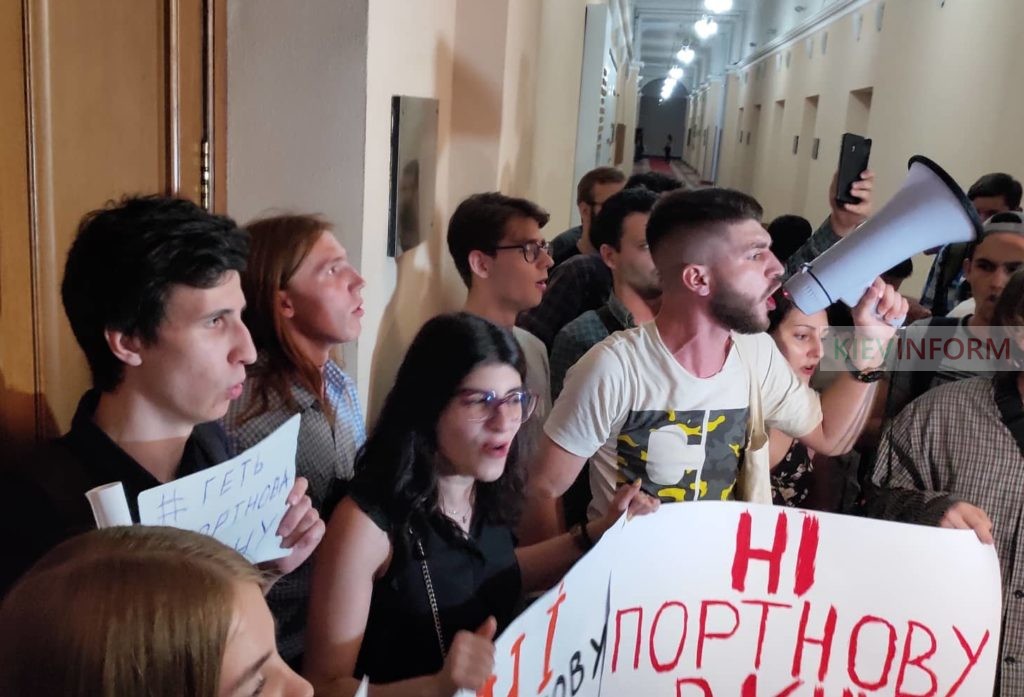 Ректор КНУ скасував указ про поновлення Портнова та вибачився перед студентами