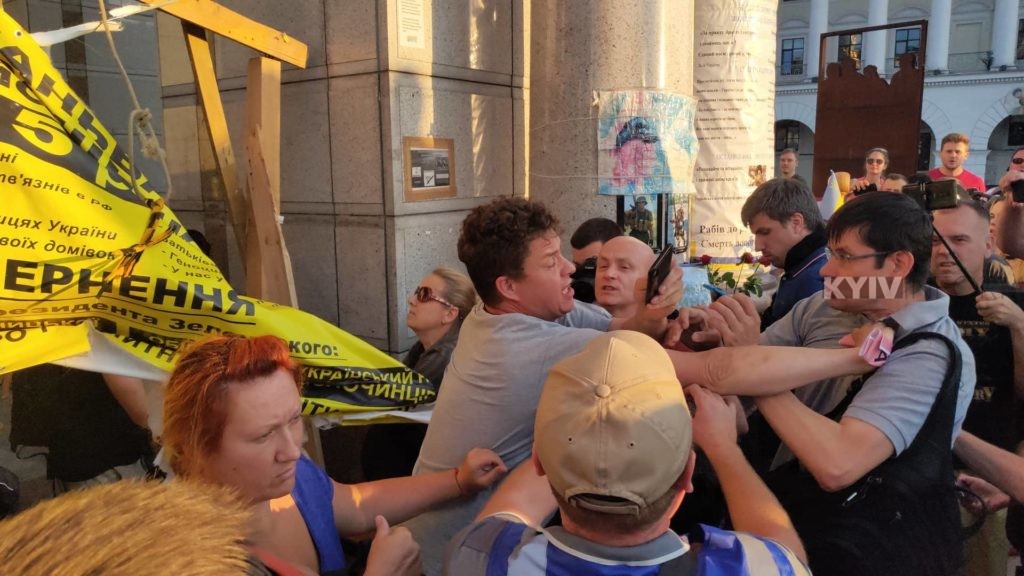 Акція проти Клюєва і Шарія: постраждали противники Порошенка і журналіст «Страна.ua»