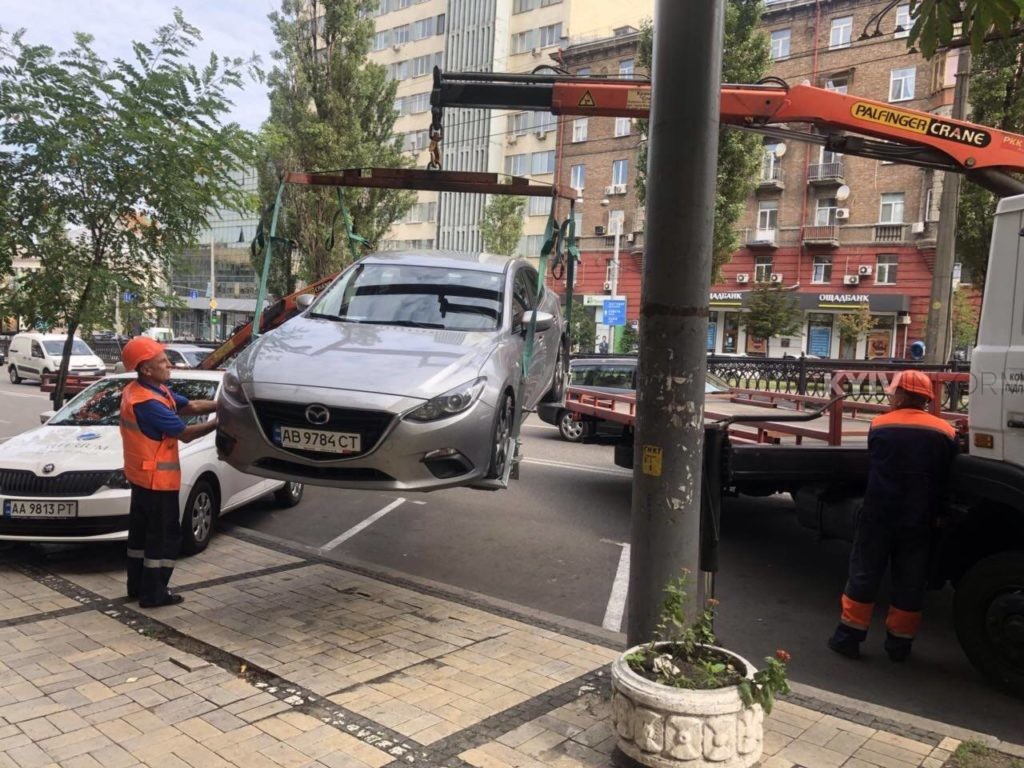 У Києві заблоковано роботу інспекції з паркування: автомобілі не евакуюють