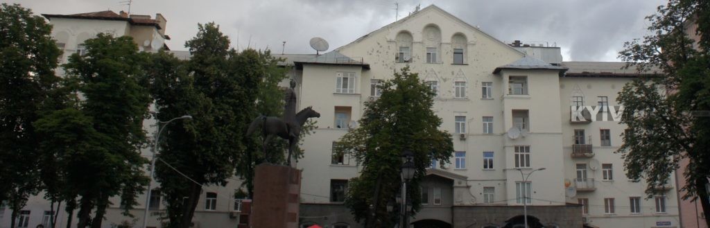 Лагідний конструктивізм або як Йосиф Каракіс створив будинок КВО в історичному центрі Києва