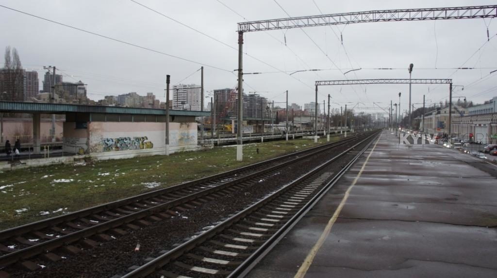 Під Киевом потяг на смерть збив юнака в навушниках