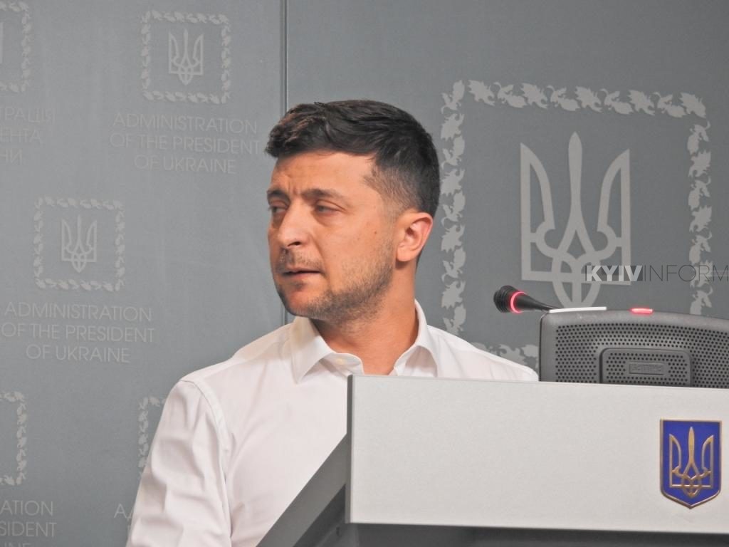 «Вийди звідси! Не люблю бандитів»: Зеленський вигнав з наради в Борисполі секретаря міськради