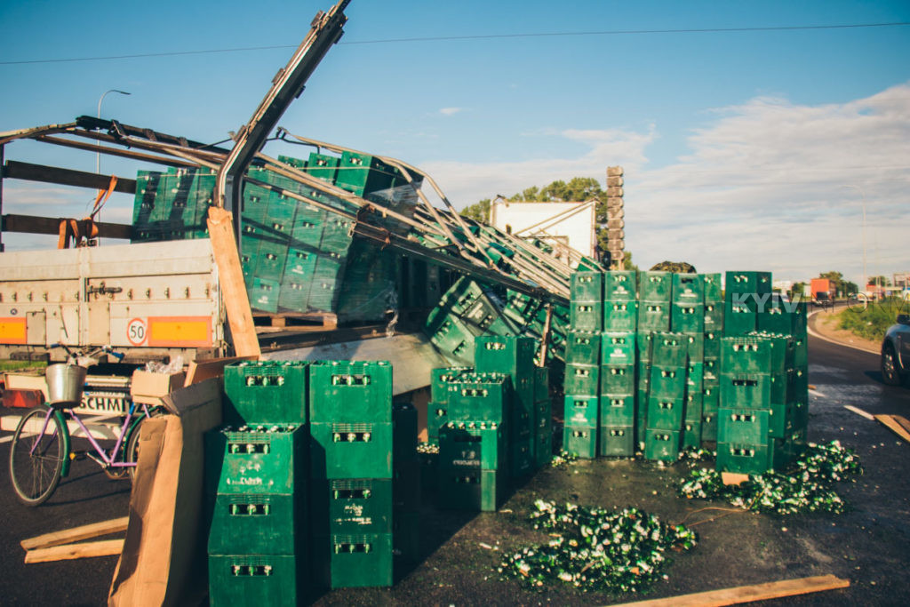 Під Києвом перекинулася фура з пивом