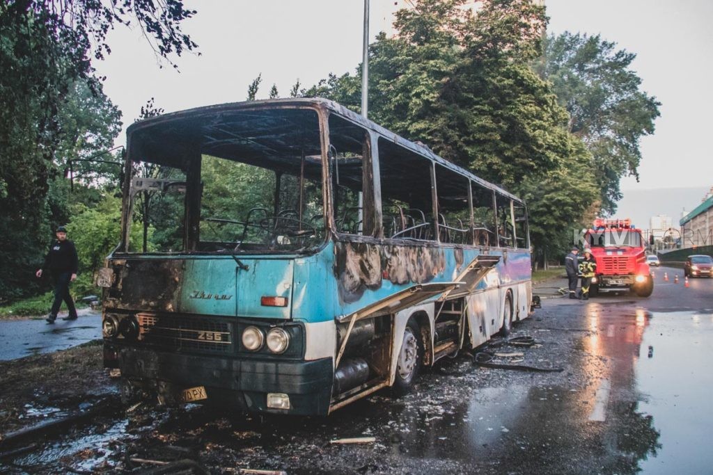 У Києві вщент згорів пасажирський автобус