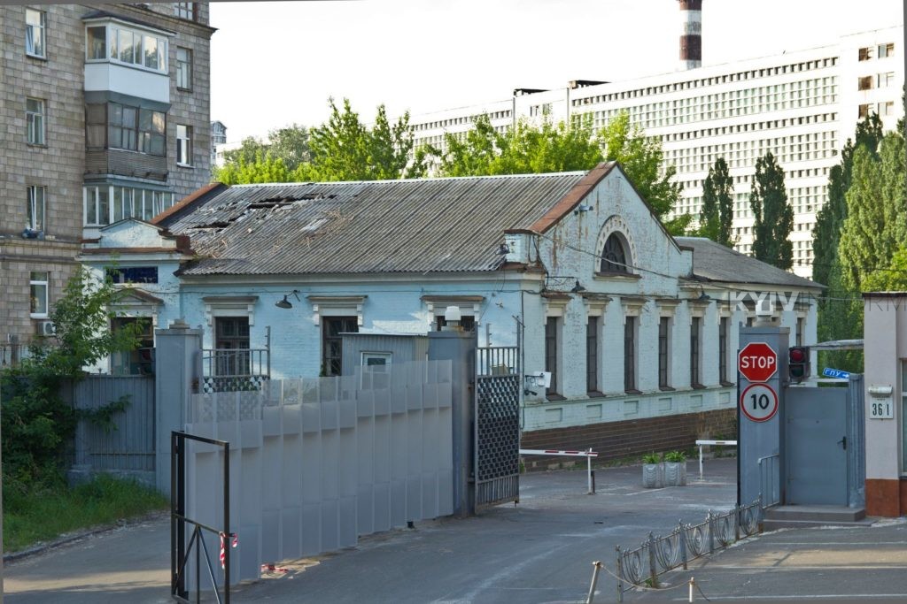 На Печерську руйнують старовинний будинок