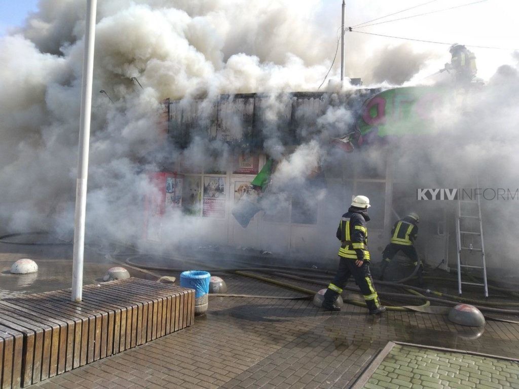 У столиці загорілися павільйони ринку неподалік метро “Дарниця”