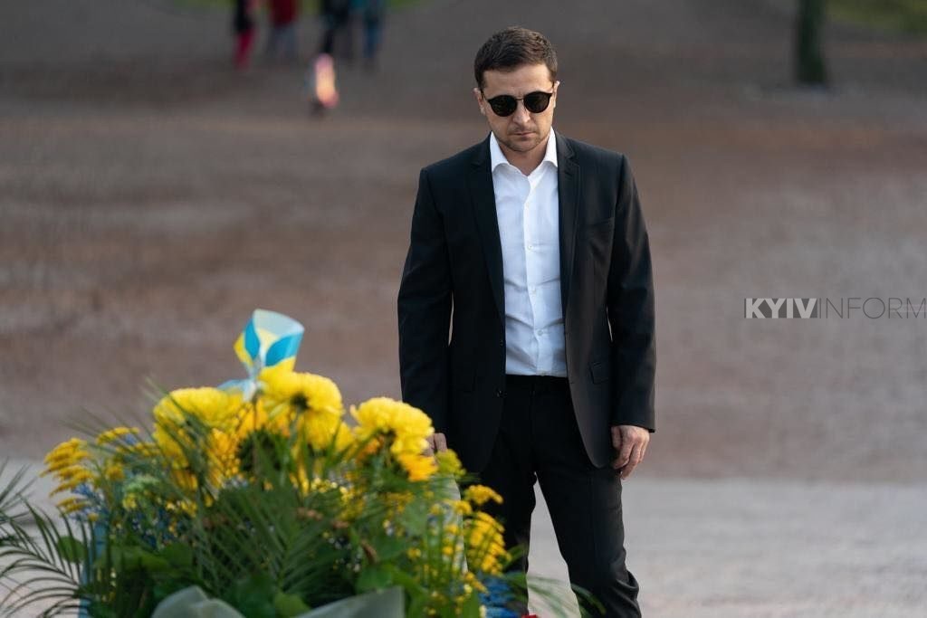 Зеленський сфотографувався в Бабиному Яру ввечері, вранці були тільки квіти, – журналіст