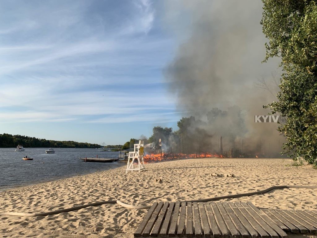 На столичному Гідропарку горів пляжний комплекс “Bora Bora Beach Club”