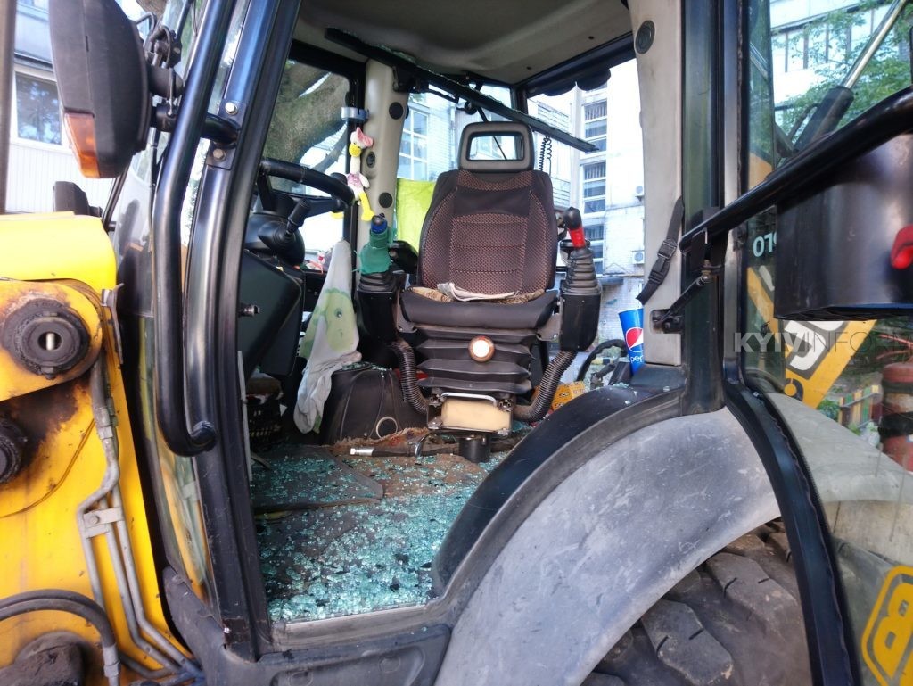 У Солом’янському районі невідомий з балкона кинув цеглину у комунальників