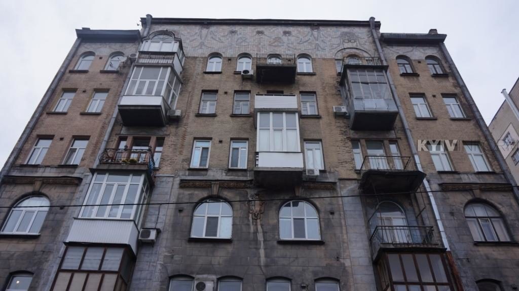 Прибутковий будинок Альошина: барани та квіткове панно