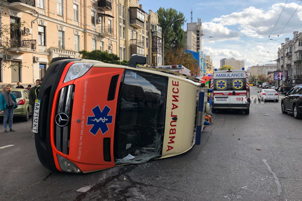 У центрі Києва перекинулась «швидка» з пацієнтом