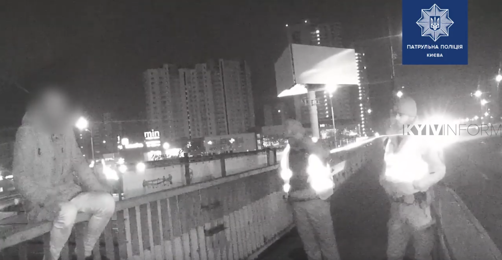 Прыжок с моста самоубийство. Как остановить человека от суицида. Спас человека от суицида. Спас человека от суицида. Спас человека от суицида.