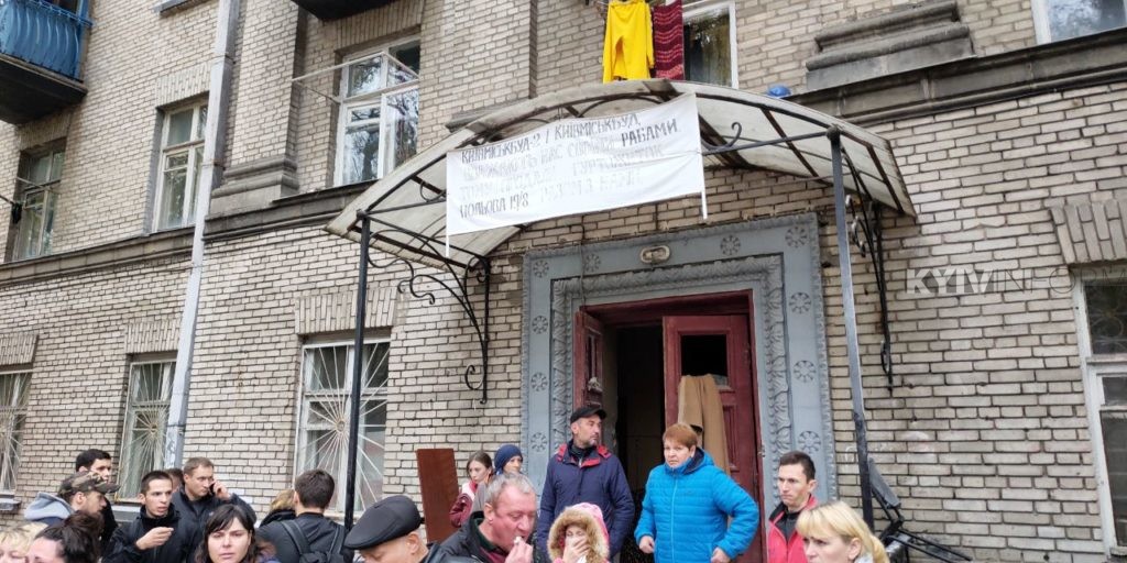 В Києві невідомі штурмували гуртожиток та намагались виселити звідти людей