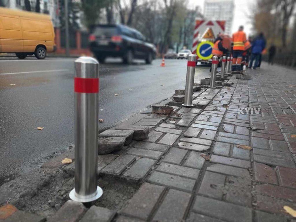 На вулиці Грушевського встановили антипаркувальні стовпчики