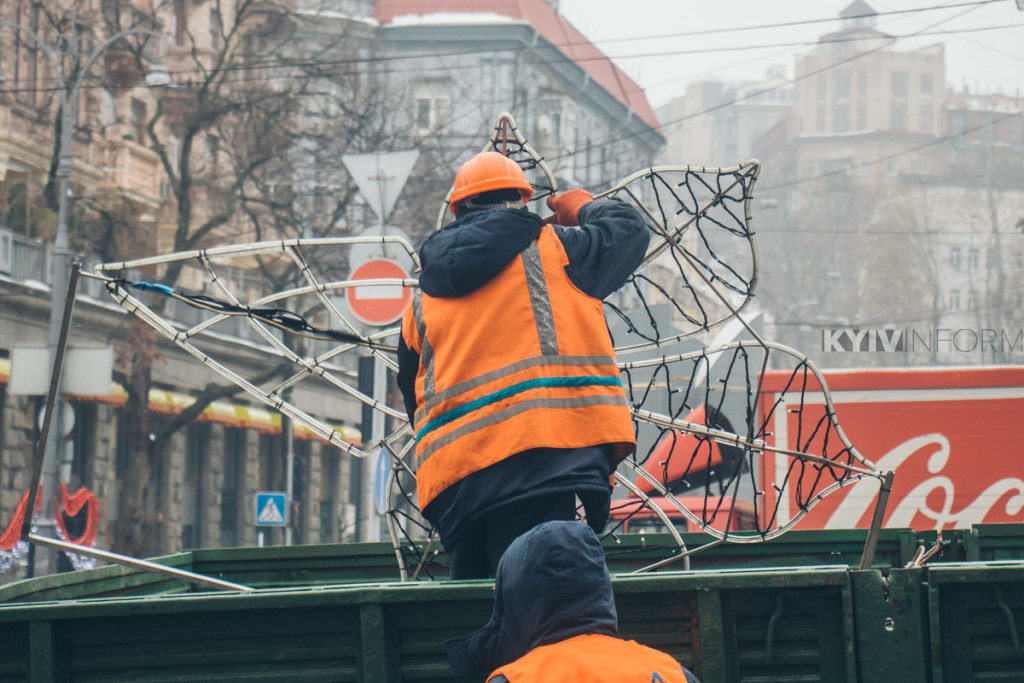 По Києву розвішують новорічну ілюмінацію