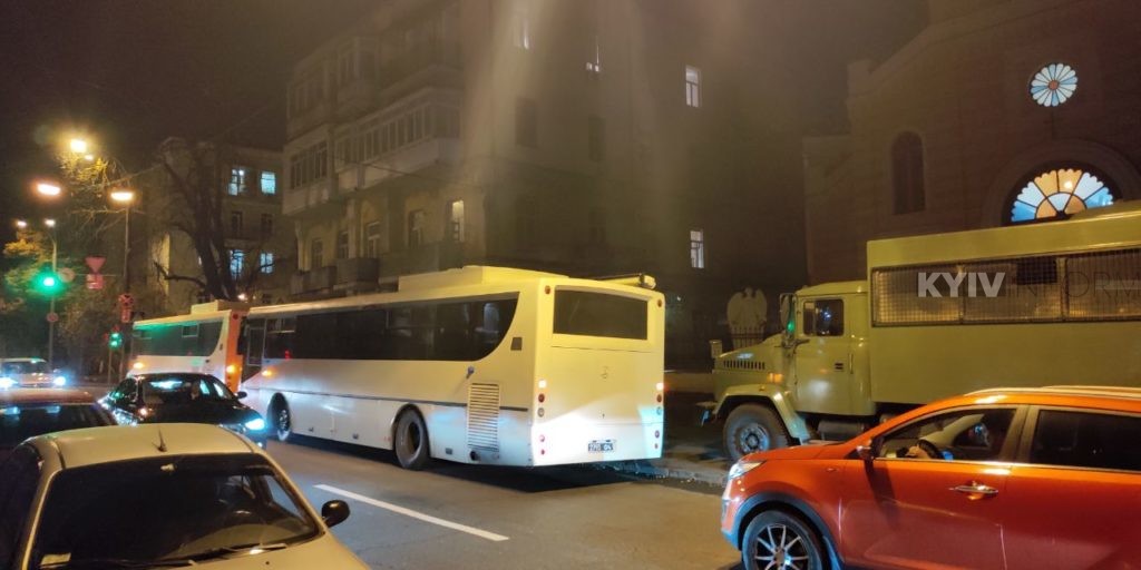 “Рік без Каті”: до ОП підігнали з десяток вантажівок з Нацгвардією