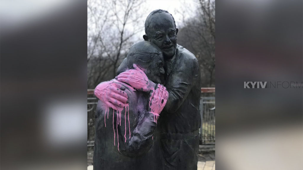 У центрі Києва вандали облили фарбою скульптуру «Історія кохання»